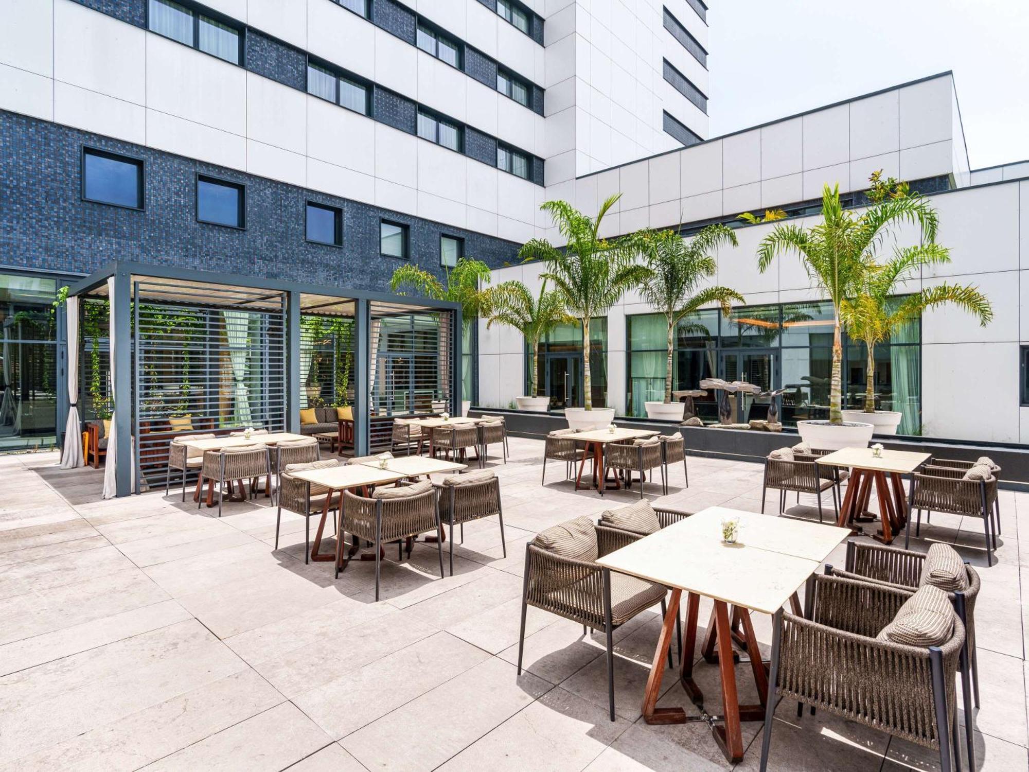 Moevenpick Hotel Abidjan Bagian luar foto