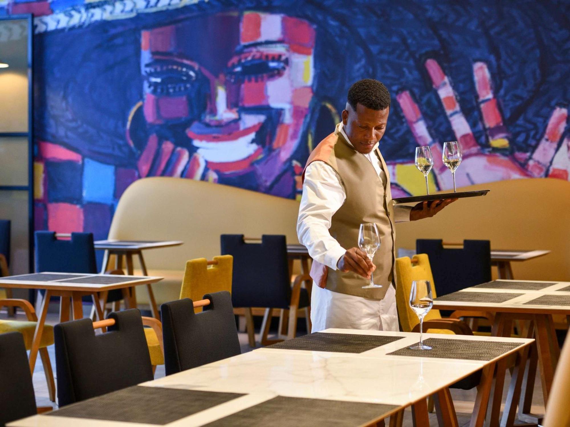 Moevenpick Hotel Abidjan Bagian luar foto