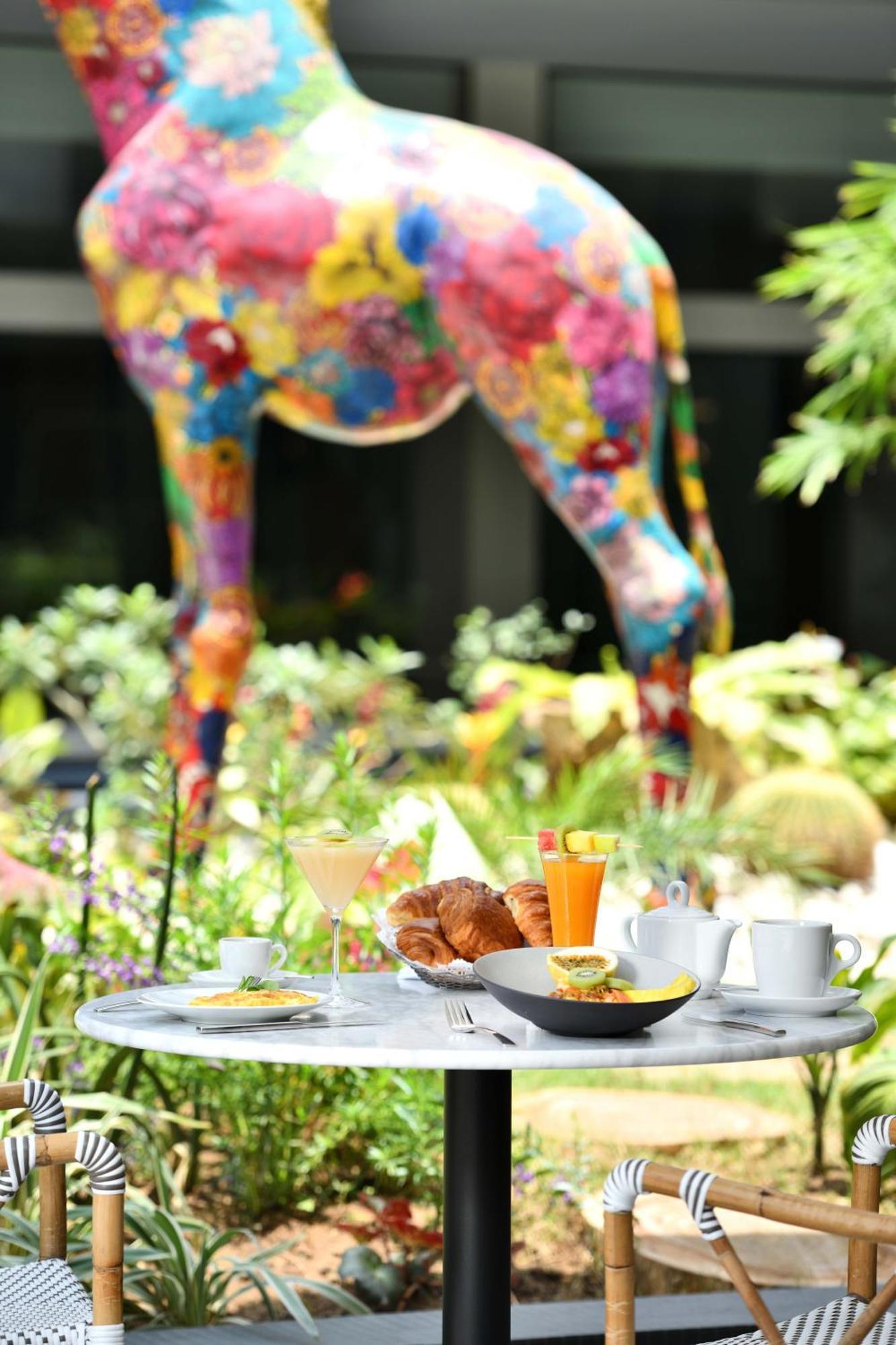 Moevenpick Hotel Abidjan Bagian luar foto