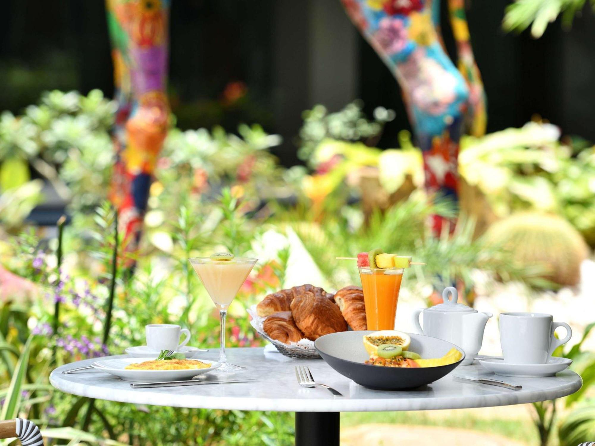 Moevenpick Hotel Abidjan Bagian luar foto