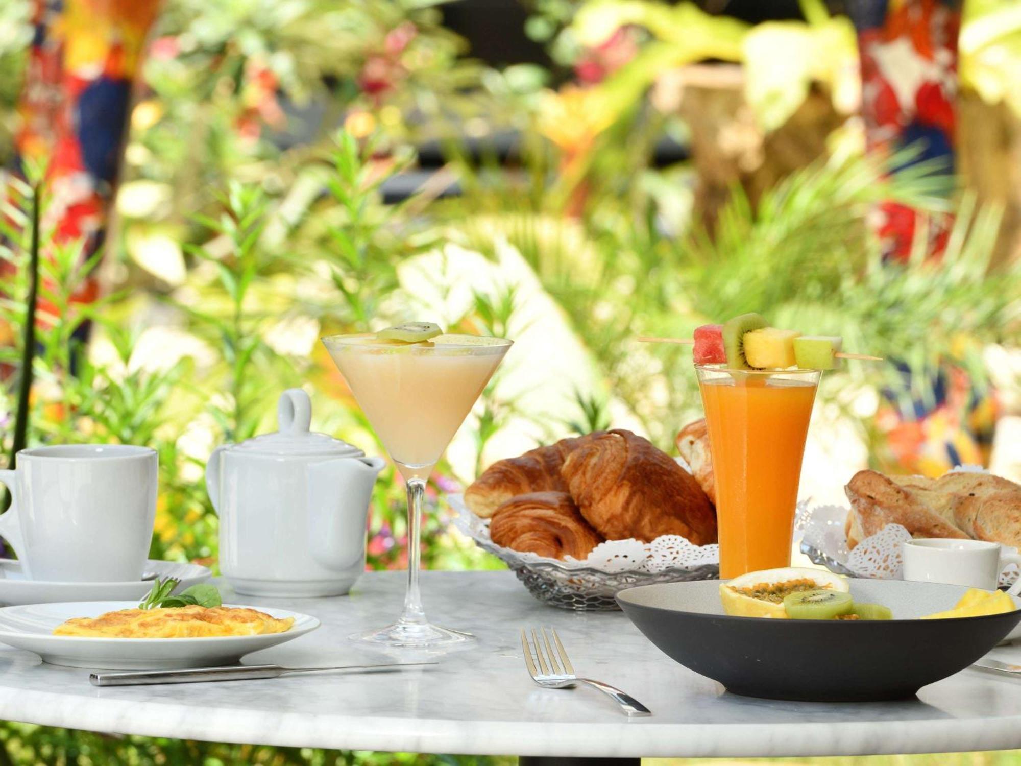Moevenpick Hotel Abidjan Bagian luar foto