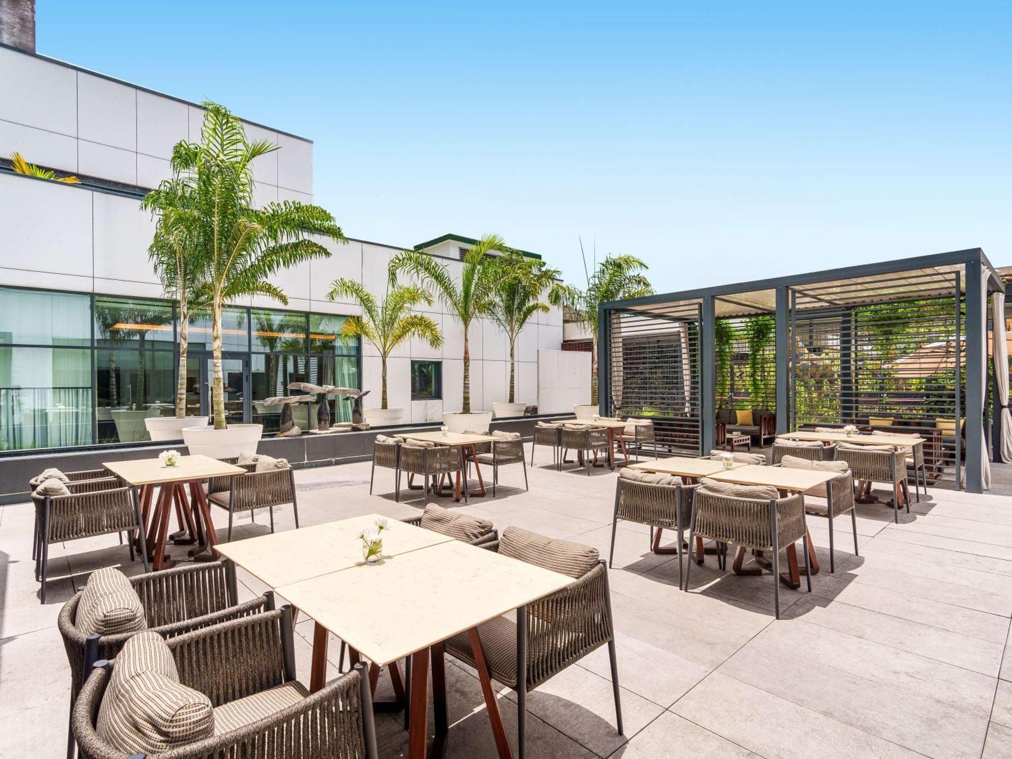 Moevenpick Hotel Abidjan Bagian luar foto
